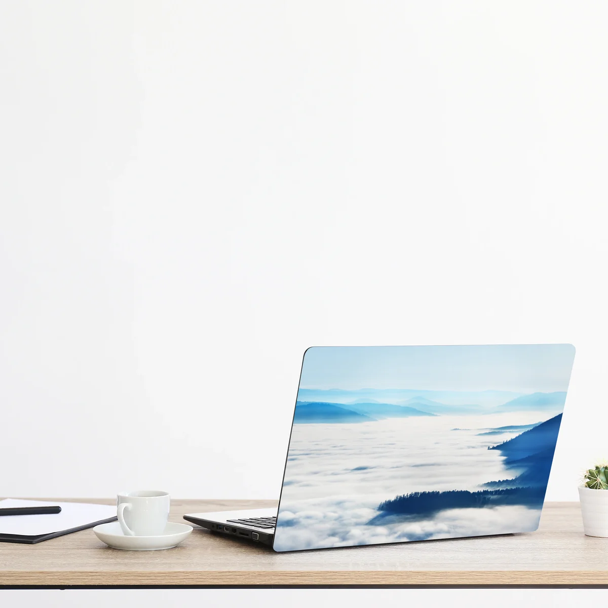 Laptop-Aufkleber neblige bergpanorama über dem tal Laptop-Aufkleber neblige bergpanorama über dem tal