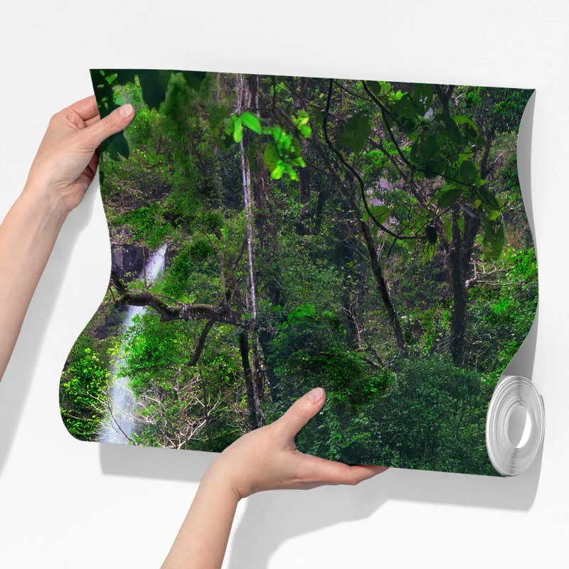 Fototapete beruhigender wasserfall im smaragdgrünen wald Fototapete beruhigender wasserfall im smaragdgrünen wald