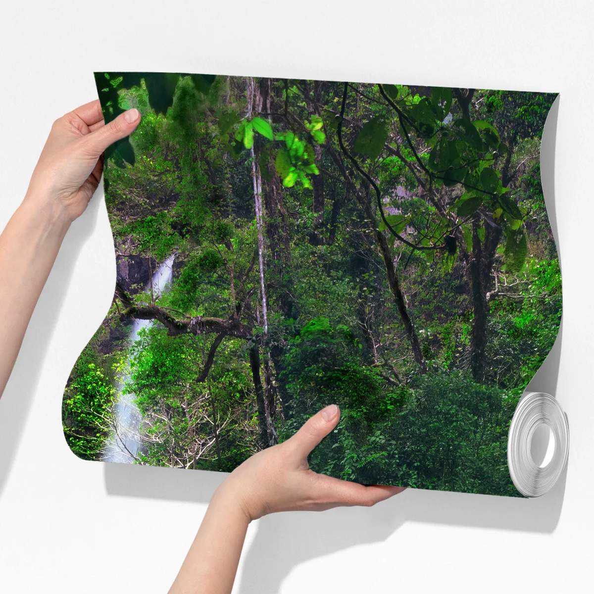 Fototapete beruhigender wasserfall im smaragdgrünen wald Fototapete beruhigender wasserfall im smaragdgrünen wald