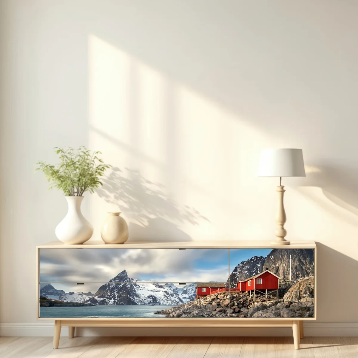 Repositionierbarer Aufkleber rote hütten an verschneiten küstenbergen Repositionierbarer Aufkleber rote hütten an verschneiten küstenbergen