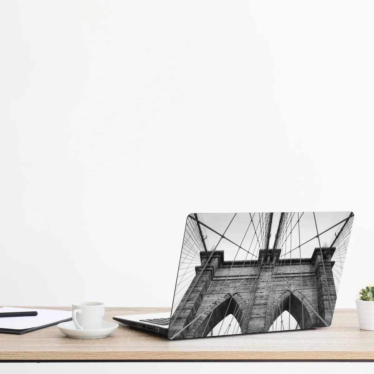 Naklejka na laptopa perspektywa Mostu Brooklyńskiego w monochromie Naklejka na laptopa perspektywa Mostu Brooklyńskiego w monochromie