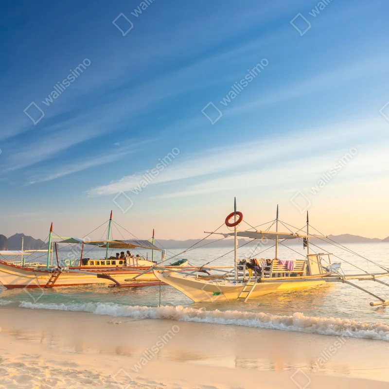 Leinwandbild tropischer strand bei sonnenuntergang mit booten Leinwandbild tropischer strand bei sonnenuntergang mit booten