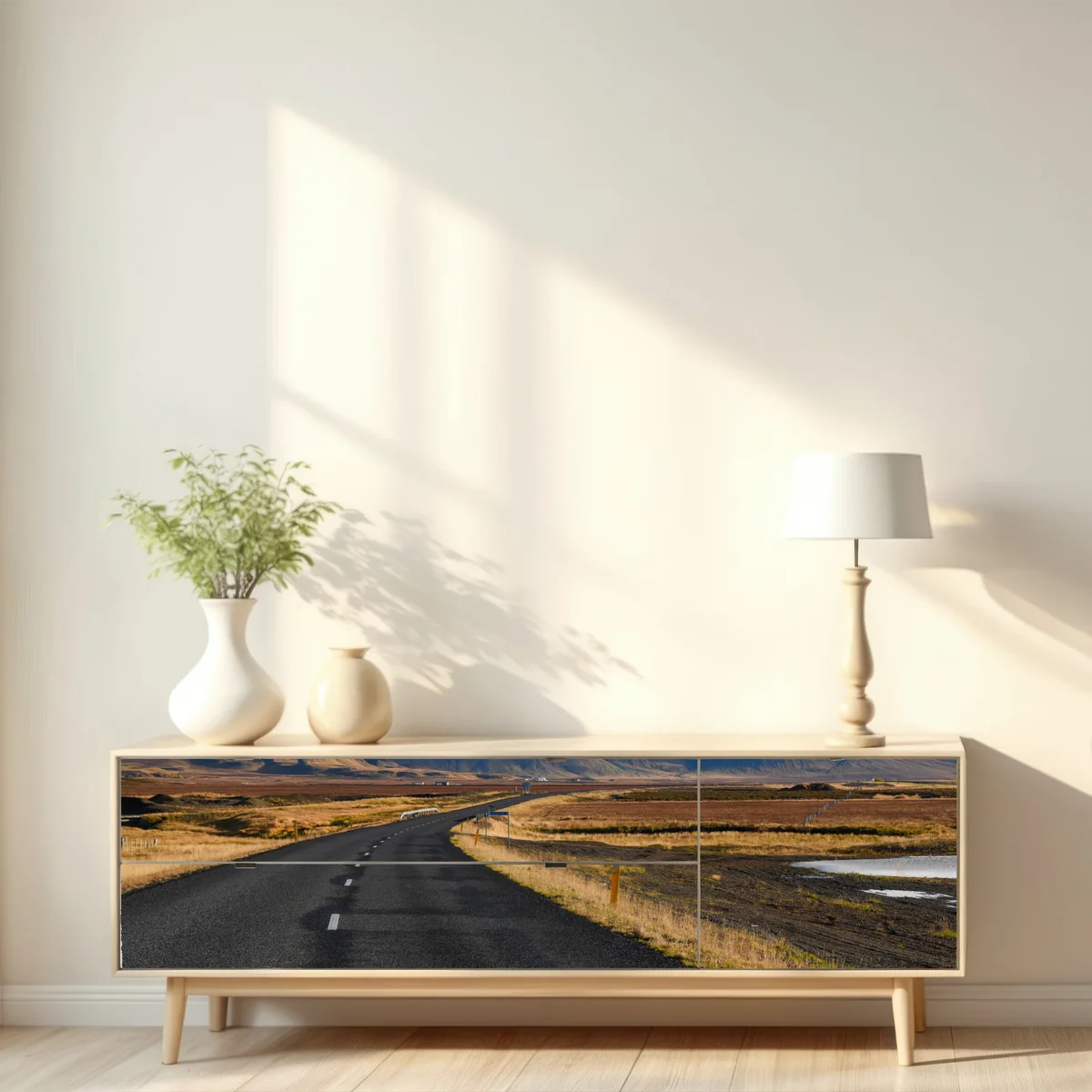 Repositionierbarer Aufkleber leere straße zu schneebedeckten bergen, Island Repositionierbarer Aufkleber leere straße zu schneebedeckten bergen, Island