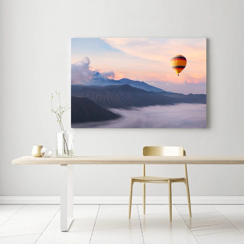 Leinwandbild heißluftballon über nebelige berge Leinwandbild heißluftballon über nebelige berge