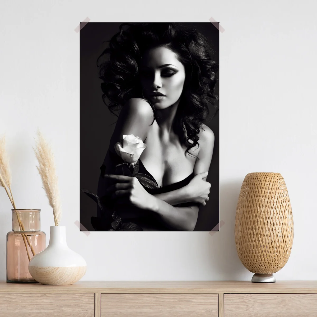 Poster sinnliches schwarzweiß-porträt mit rose Poster sinnliches schwarzweiß-porträt mit rose