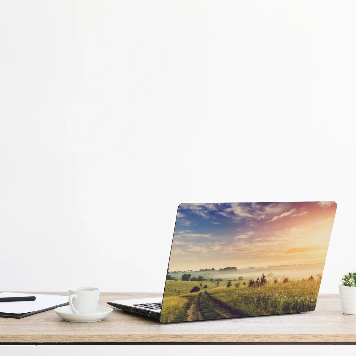 Naklejka na laptopa mglisty wschód słońca nad wiejską łąką Naklejka na laptopa mglisty wschód słońca nad wiejską łąką