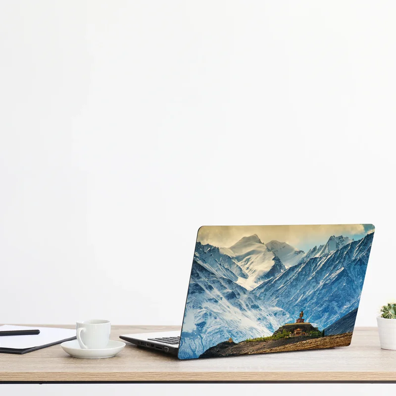 Laptop-Aufkleber majestätisches bergkloster vor schneebedeckten gipfeln