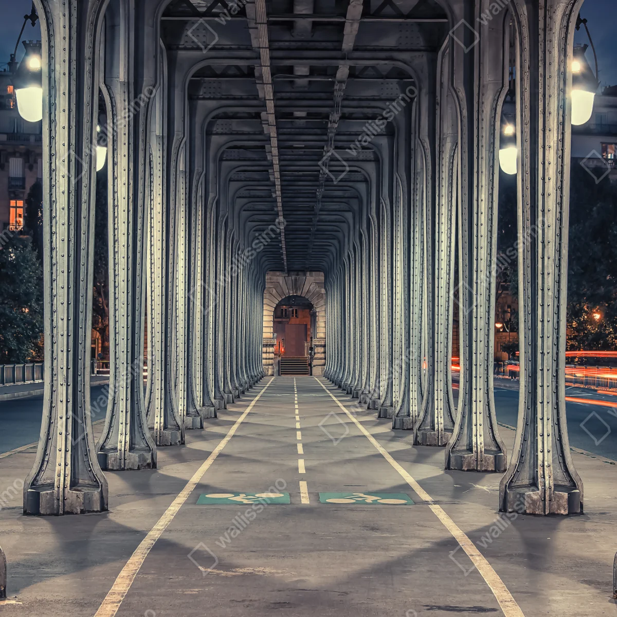 Leinwandbild symmetrischer stahlkorridor einer brücke bei nacht Leinwandbild symmetrischer stahlkorridor einer brücke bei nacht