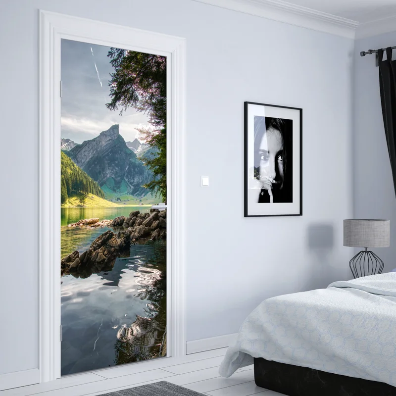 Türaufkleber ruhiger bergsee mit spiegelungen im wald Türaufkleber ruhiger bergsee mit spiegelungen im wald