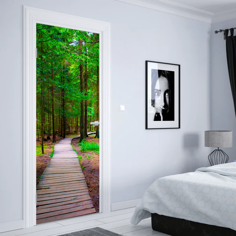 Türaufkleber ruhiger waldsteg im grünen