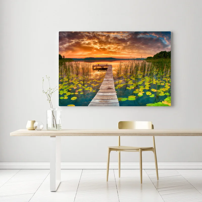 Leinwandbild sonnenaufgang über stillem see mit hölzernem steg Leinwandbild sonnenaufgang über stillem see mit hölzernem steg