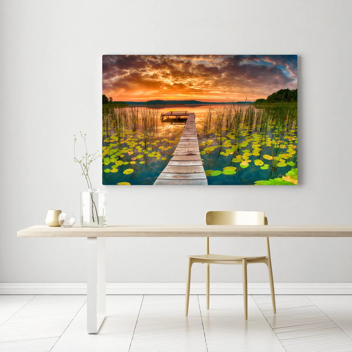 Leinwandbild sonnenaufgang über stillem see mit hölzernem steg Leinwandbild sonnenaufgang über stillem see mit hölzernem steg