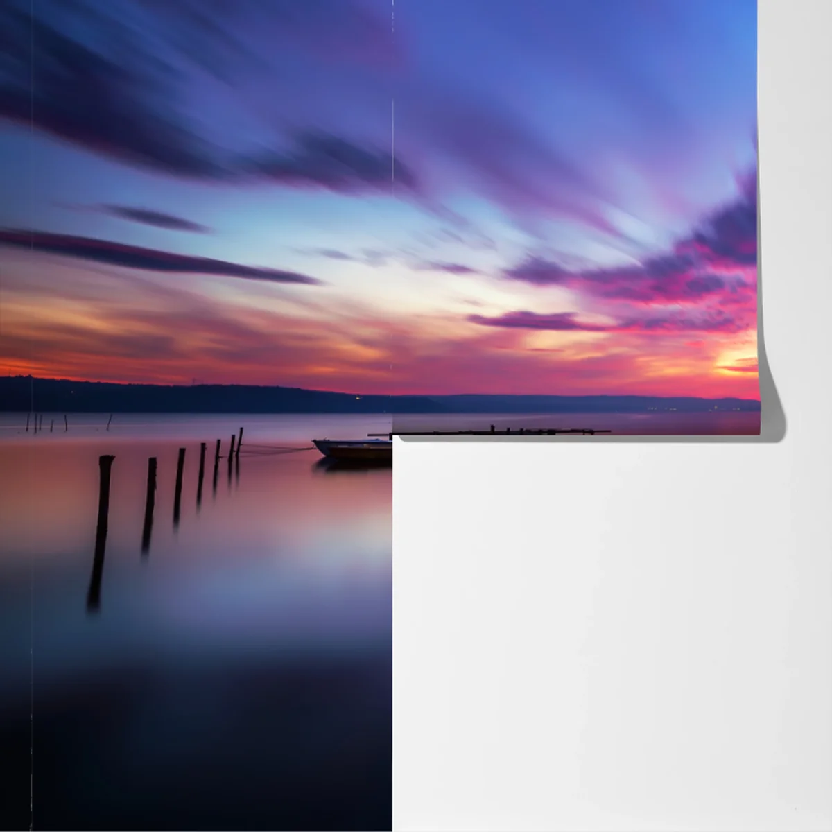 Fototapete sonnenuntergang über ruhigem see mit hölzernem steg Fototapete sonnenuntergang über ruhigem see mit hölzernem steg