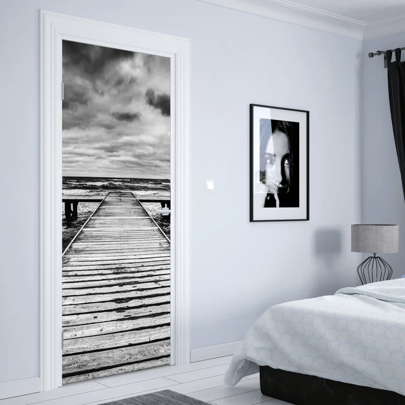 Türaufkleber dramatischer schwarzweiß-steg in stürmischer see