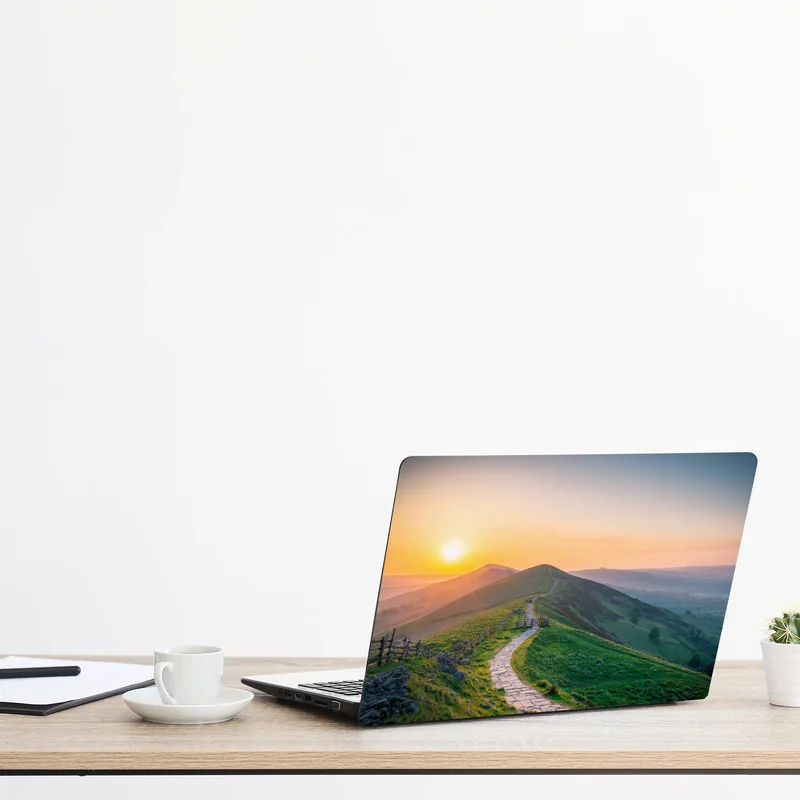 Laptop-Aufkleber sonnenaufgang über grünen hügeln mit steinweg