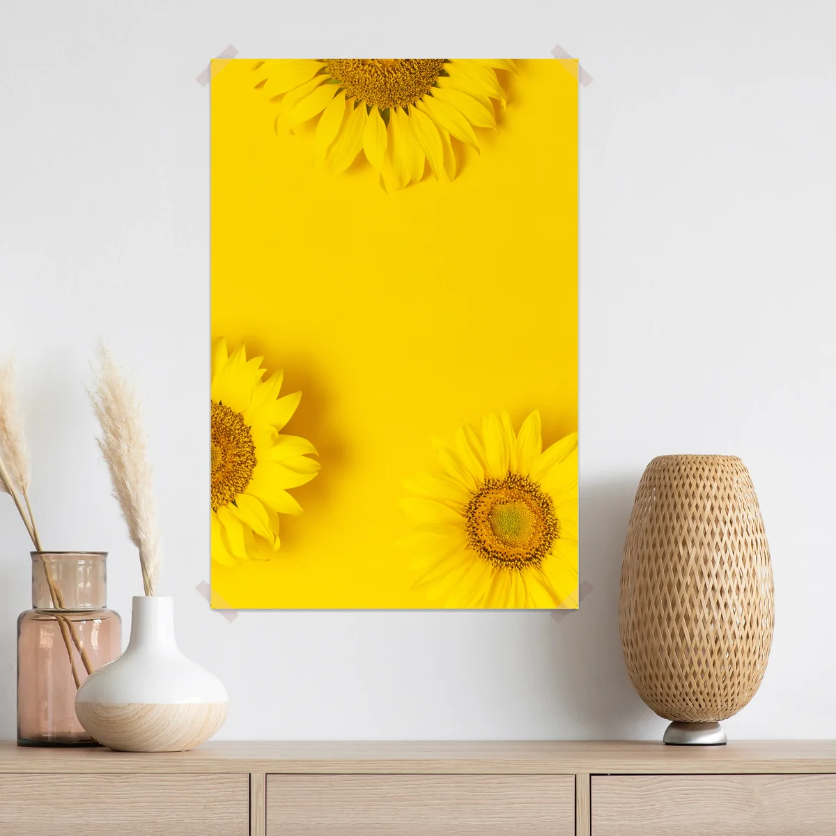 Poster drei sonnenblumen auf gelbem hintergrund Poster drei sonnenblumen auf gelbem hintergrund