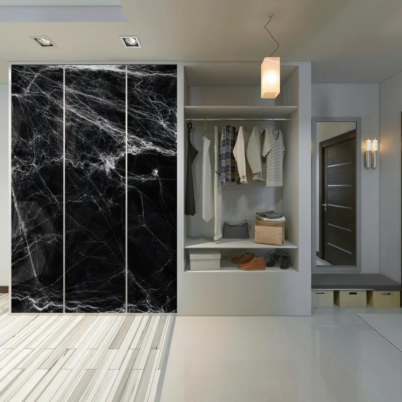 Schrankaufkleber gespenstisches spinnennetz auf schwarzem hintergrund