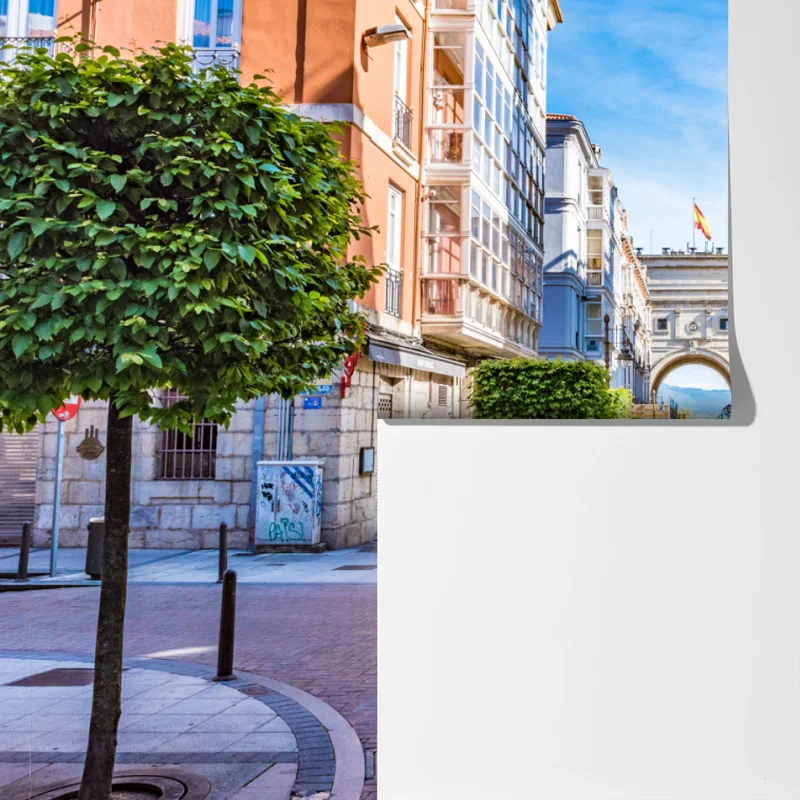 Fototapete Santander straße im stadtkern mit historischem bogen Fototapete Santander straße im stadtkern mit historischem bogen