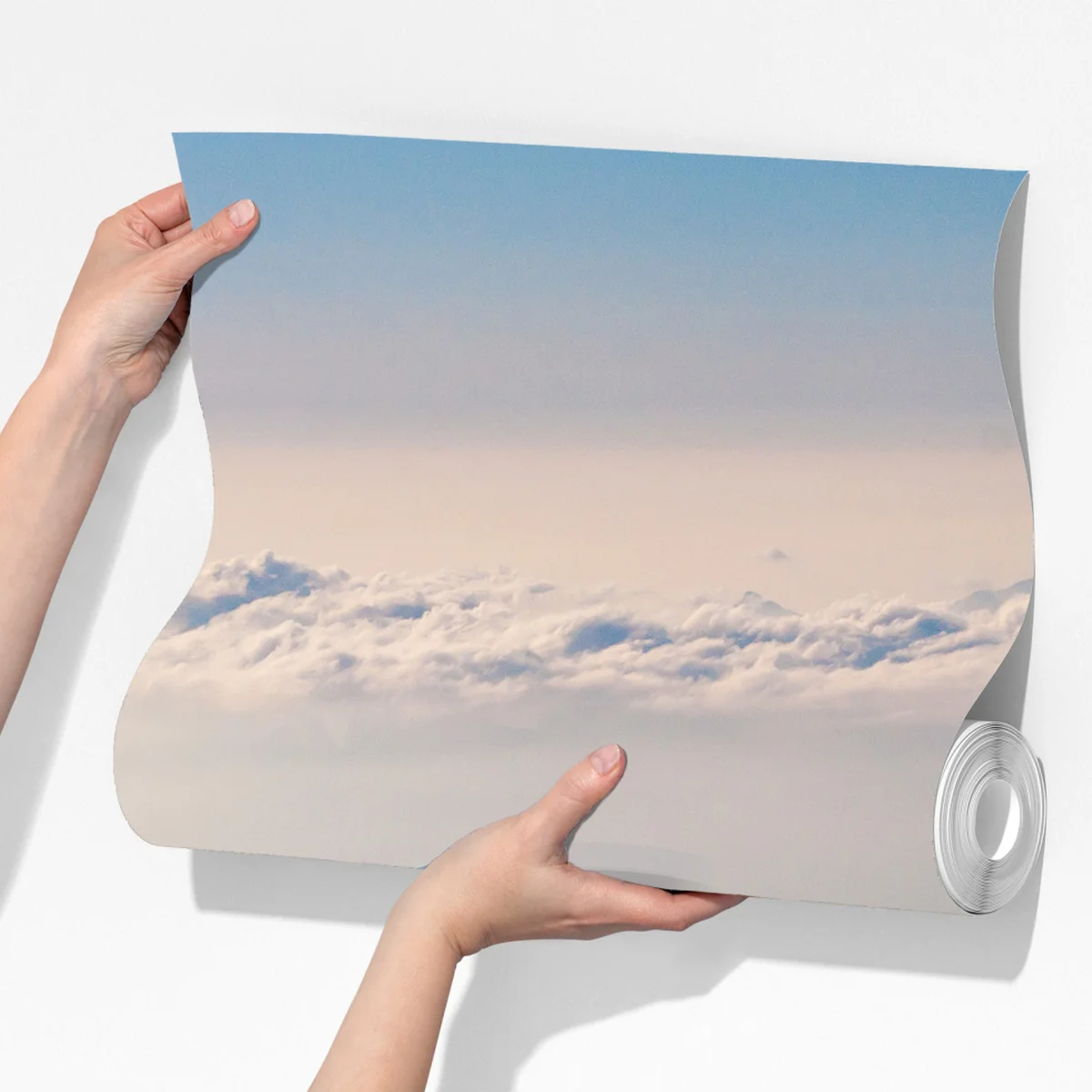 Fototapete silbernes propellerflugzeug über nebeligen bergen Fototapete silbernes propellerflugzeug über nebeligen bergen