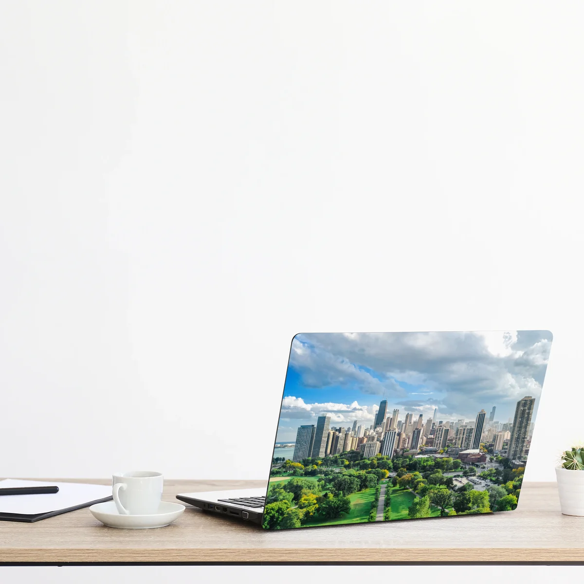 Naklejka na laptopa miejska panorama nad zielonym parkiem Naklejka na laptopa miejska panorama nad zielonym parkiem