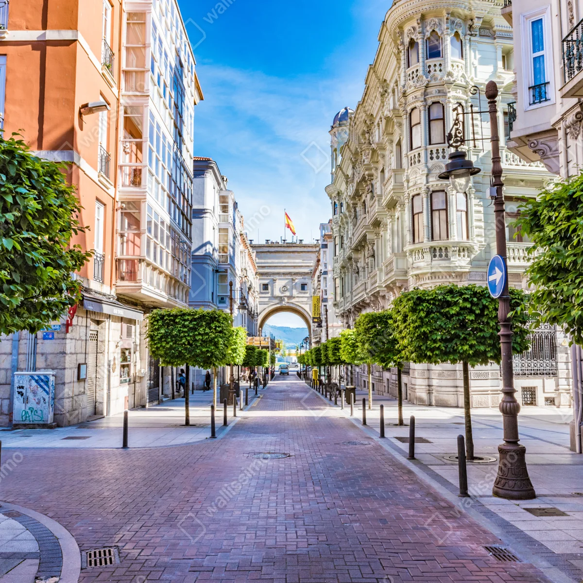 Repositionierbarer Aufkleber Santander straße im stadtkern mit historischem bogen Repositionierbarer Aufkleber Santander straße im stadtkern mit historischem bogen