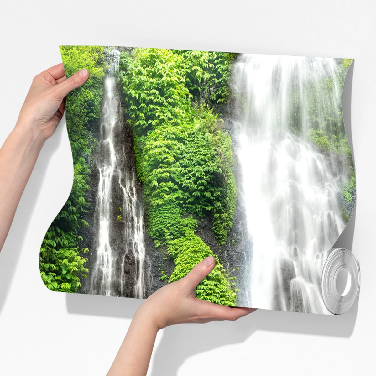 Fototapete ruhiger wasserfall im smaragdgrünen wald Fototapete ruhiger wasserfall im smaragdgrünen wald