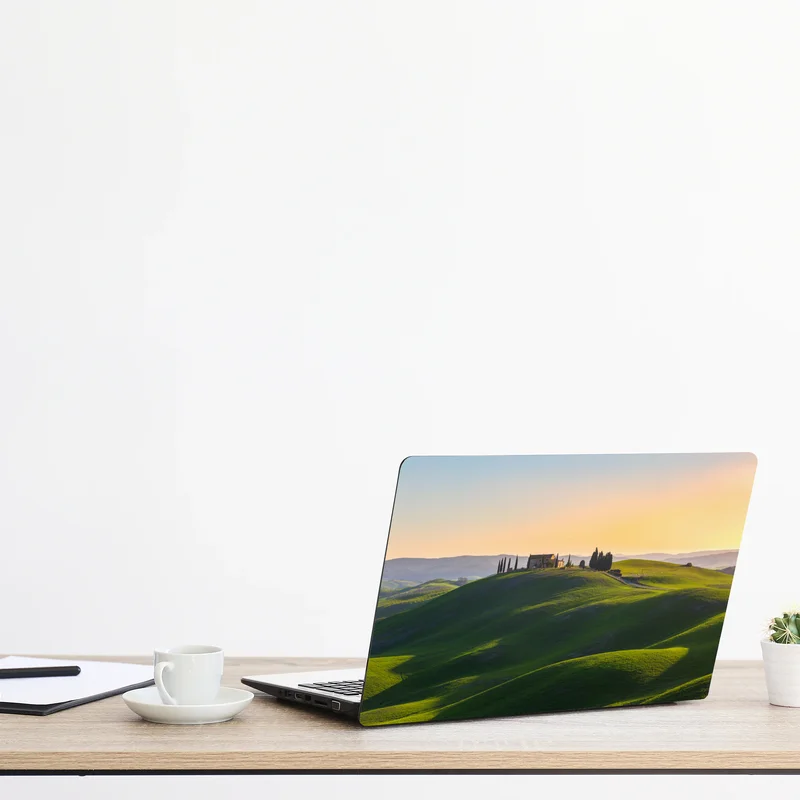 Naklejka na laptopa gospodarstwo na zielonych wzgórzach, Crete Senesi