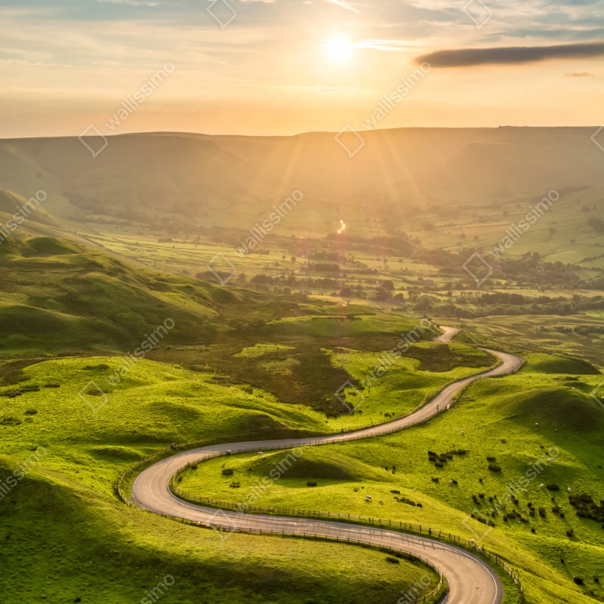 Türaufkleber goldener sonnenuntergang über einer geschwungenen landstraße Türaufkleber goldener sonnenuntergang über einer geschwungenen landstraße