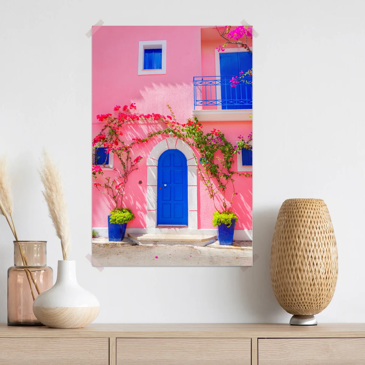 Poster leuchtende rosa fassade mit blauer tür Poster leuchtende rosa fassade mit blauer tür