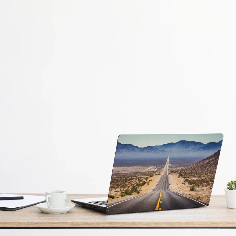 Naklejka na laptopa niekończąca się droga przez pustynię do gór