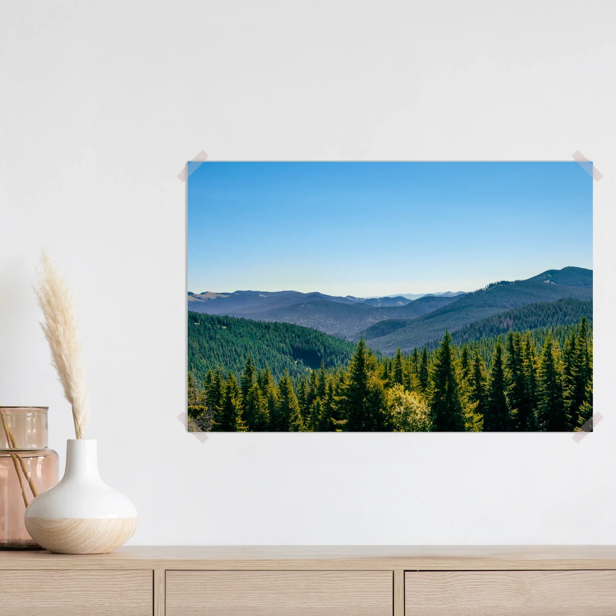 Poster grüne kegelförmige Baumkronen vor der Kulisse von Bergen und blauem Himmel • Poster bei Wallnifity® Poster grüne kegelförmige Baumkronen vor der Kulisse von Bergen und blauem Himmel • Poster bei Wallnifity®
