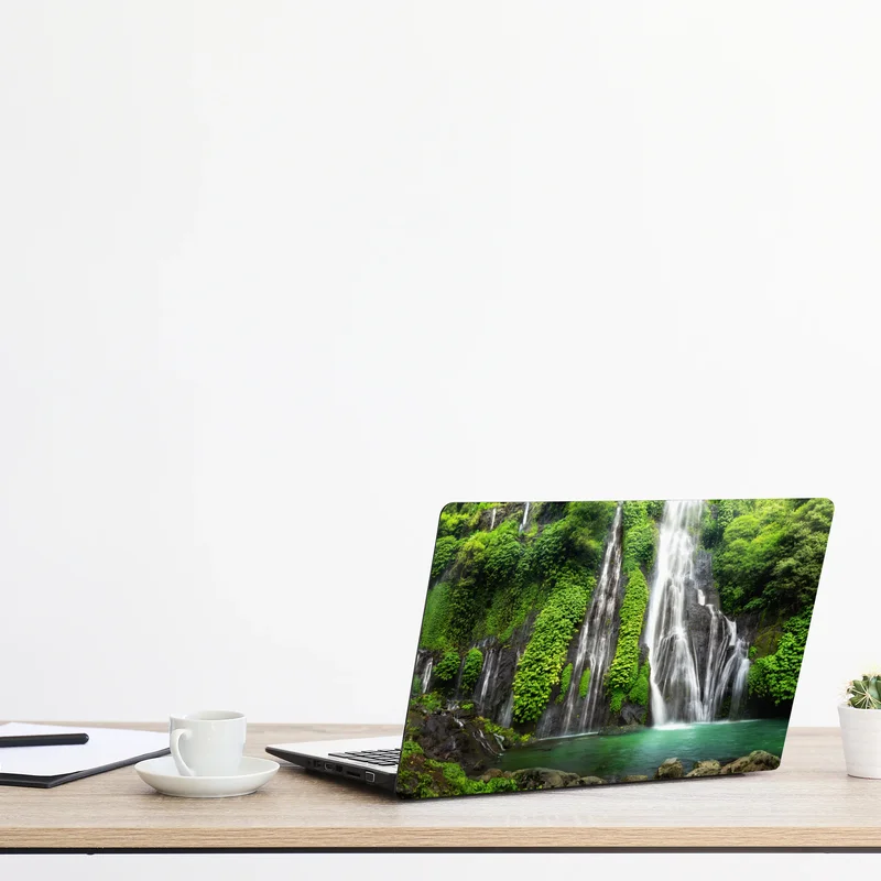 Naklejka na laptopa spokojny wodospad w szmaragdowym lesie