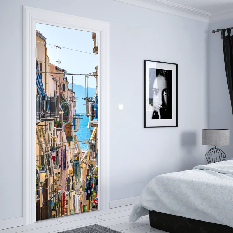 Türaufkleber sonnige gasse mit meerblick und balkonen Türaufkleber sonnige gasse mit meerblick und balkonen