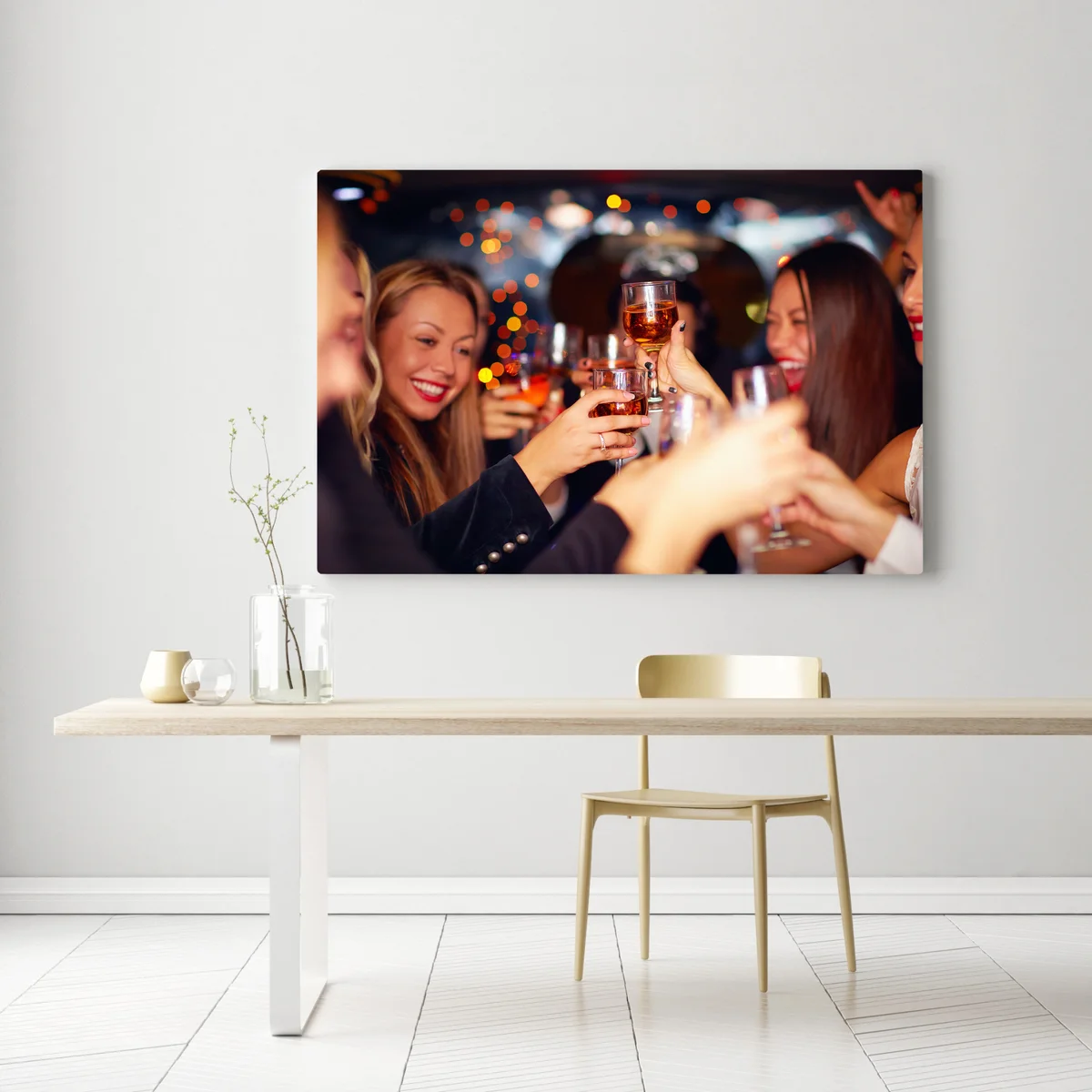 Leinwandbild Schöne Frauen klirren mit Brille in Limousine • Leinwandbilder bei Wallnifity® Leinwandbild Schöne Frauen klirren mit Brille in Limousine • Leinwandbilder bei Wallnifity®