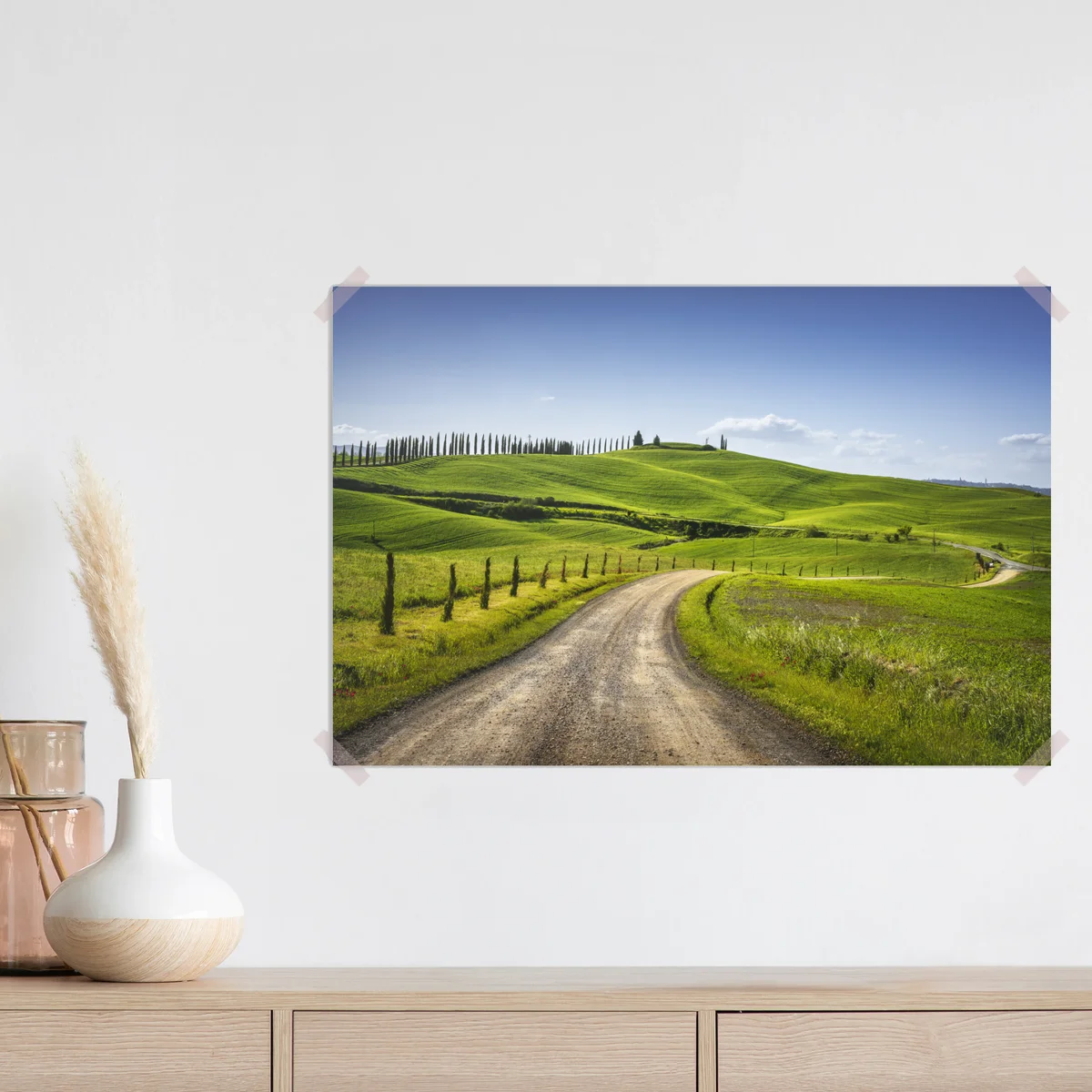 Poster ländliche straße in der Toskana durch grüne hügel Poster ländliche straße in der Toskana durch grüne hügel