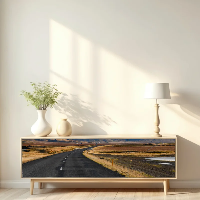 Repositionierbarer Aufkleber leere straße zu schneebedeckten bergen, Island