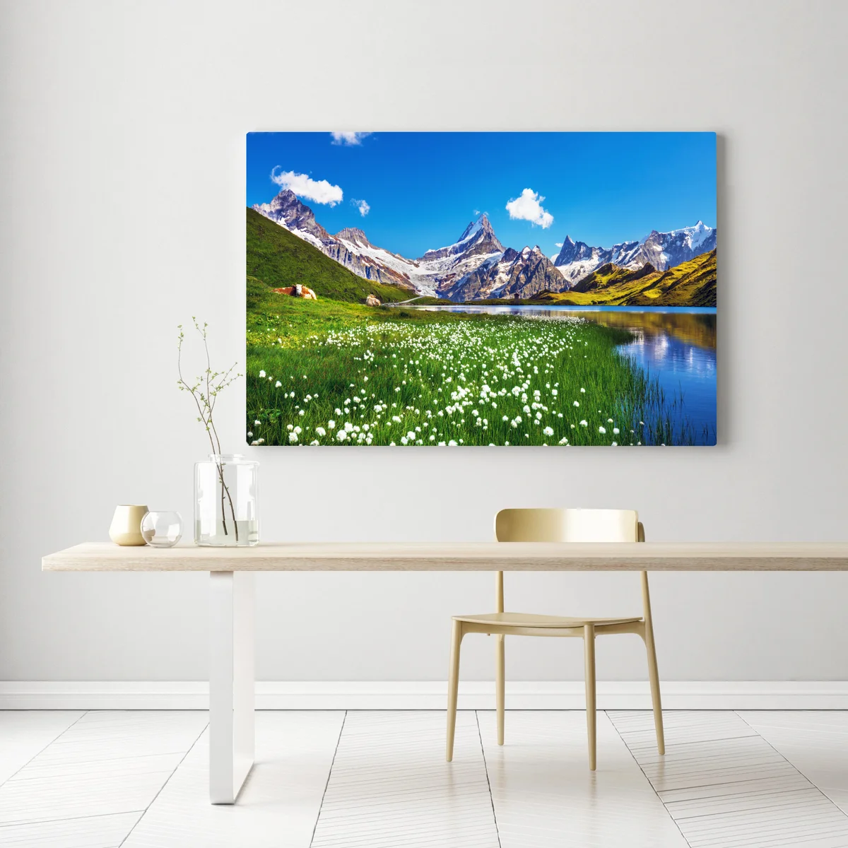 Leinwandbild alpensee mit blumenwiese und berggipfeln Leinwandbild alpensee mit blumenwiese und berggipfeln