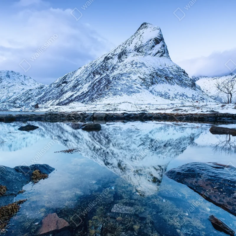 Fototapete schneebedeckter berg gespiegelt auf ruhigem wasser, Norwegen Fototapete schneebedeckter berg gespiegelt auf ruhigem wasser, Norwegen