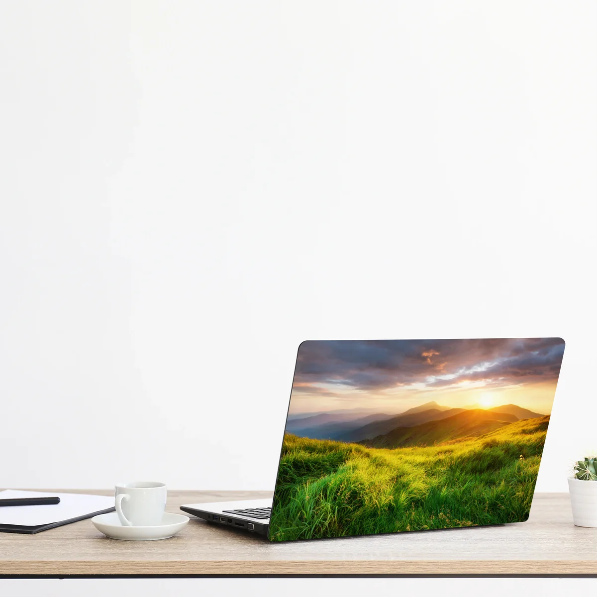 Naklejka na laptopa słoneczna górska łąka o wschodzie słońca Naklejka na laptopa słoneczna górska łąka o wschodzie słońca