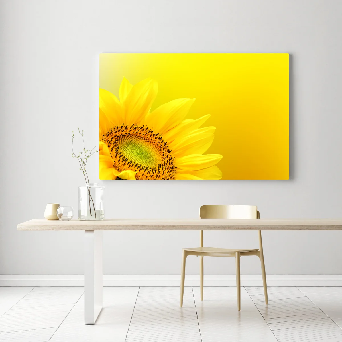 Leinwandbild leuchtende sonnenblume nahaufnahme auf gelbem hintergrund Leinwandbild leuchtende sonnenblume nahaufnahme auf gelbem hintergrund