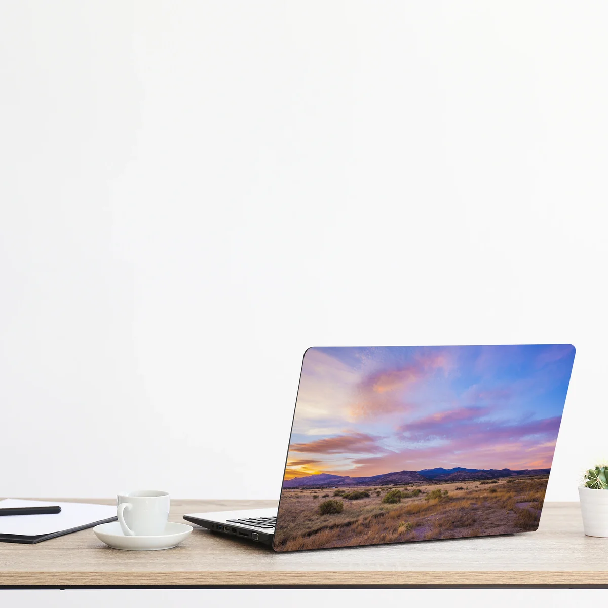 Naklejka na laptopa pastelowy zachód słońca nad pustynnymi górami Naklejka na laptopa pastelowy zachód słońca nad pustynnymi górami