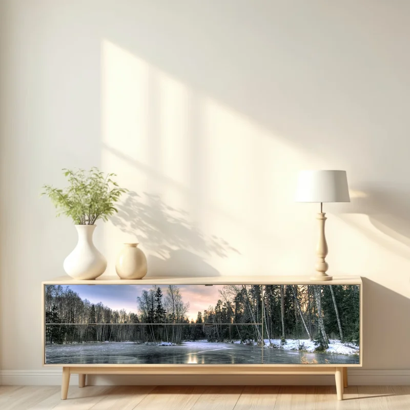 Repositionierbarer Aufkleber vereister see im dämmerlicht mit waldspiegelung