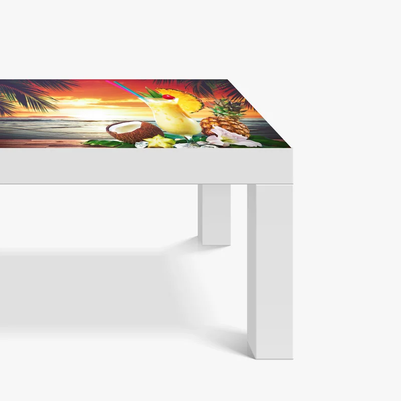 Tischaufkleber und Schreibtischaufkleber tropischer kokos-ananas-cocktail am strand bei sonnenuntergang Tischaufkleber und Schreibtischaufkleber tropischer kokos-ananas-cocktail am strand bei sonnenuntergang