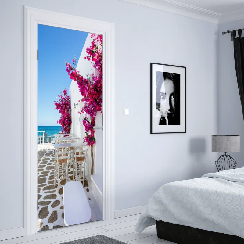 Türaufkleber sonnige mediterrane gasse mit bougainvillea