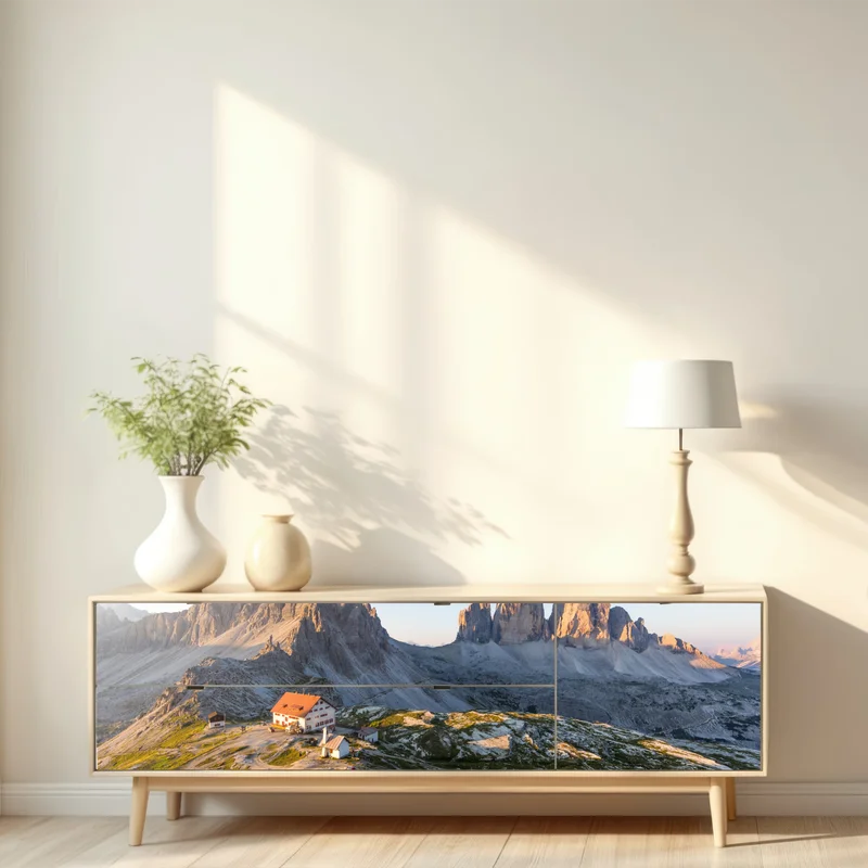 Repositionierbarer Aufkleber sonnenbeschienene berghütte und alpine gipfel