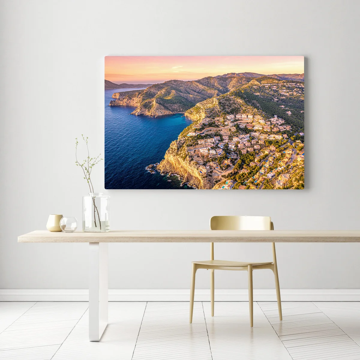 Leinwandbild sonnenuntergang über küstenlandschaft mit dorf am kliff Leinwandbild sonnenuntergang über küstenlandschaft mit dorf am kliff