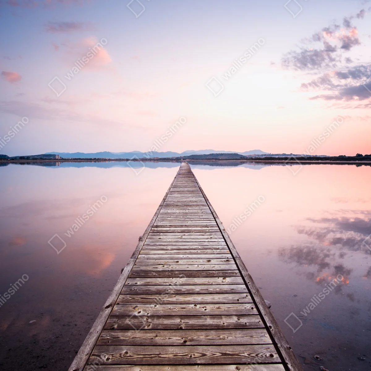 Leinwandbild holzsteg zum horizont bei sonnenuntergang Leinwandbild holzsteg zum horizont bei sonnenuntergang
