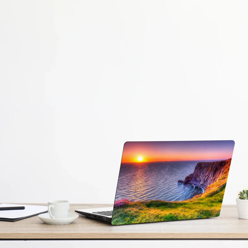Laptop-Aufkleber sonnenuntergang über zerklüfteten küstenklippen