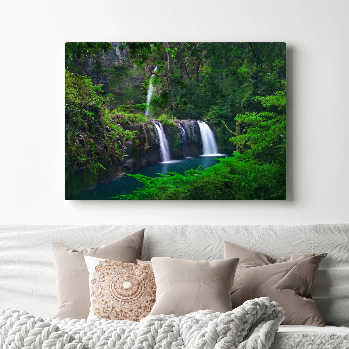 Leinwandbild beruhigender wasserfall im smaragdgrünen wald Leinwandbild beruhigender wasserfall im smaragdgrünen wald