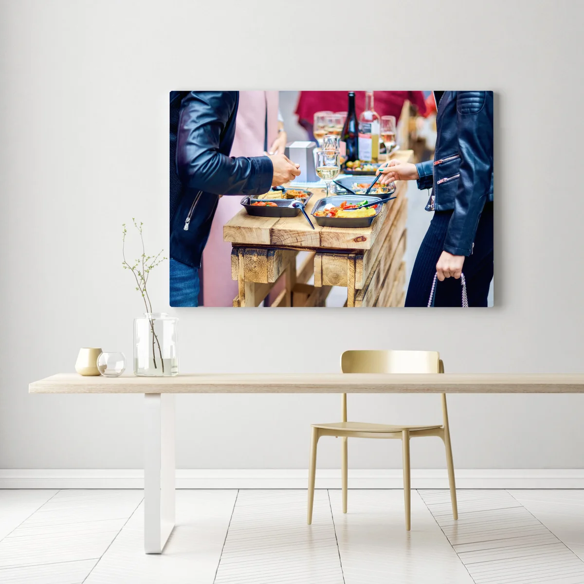 Leinwandbild ein Mann und eine Frau essen Streetfood. Pilaf und Muscheln • Leinwandbilder bei Wallnifity® Leinwandbild ein Mann und eine Frau essen Streetfood. Pilaf und Muscheln • Leinwandbilder bei Wallnifity®